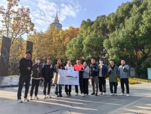 跑步让身体薄一点，读书让思想厚一点。